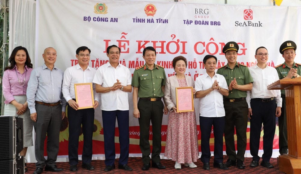 Lãnh đạo tỉnh Hà Tĩnh trao Thư cảm ơn các nhà tài trợ.