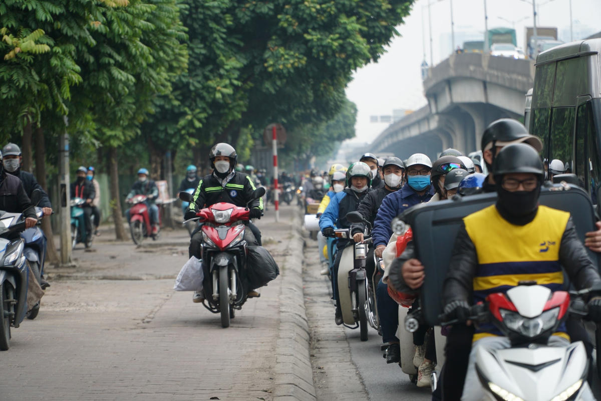 Do ùn tắc hàng dài xe máy đi trên vỉa hè gây mất ATGT.