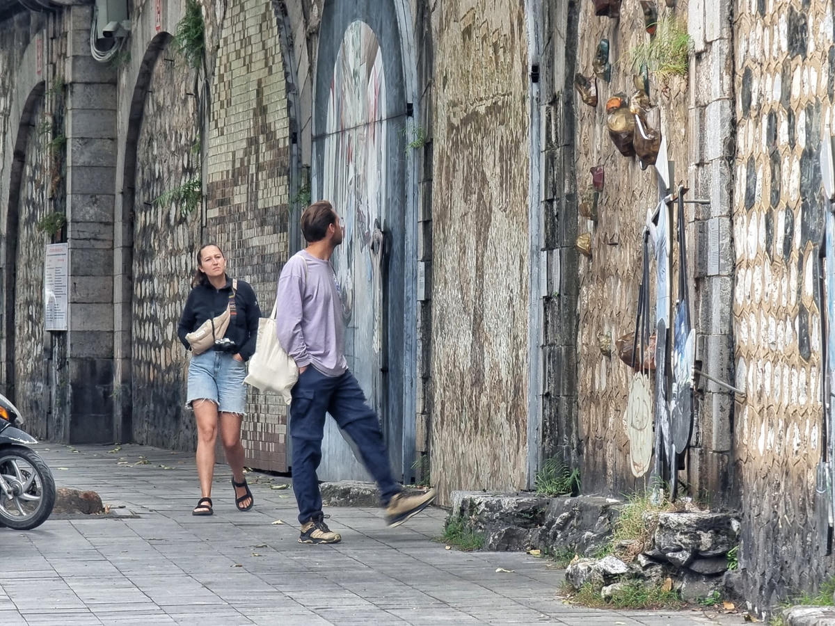 Chị Nguyễn Thu Huyền trú tại Hoàn Kiếm, Hà Nội chia sẻ, hồi đầu những bức bích họa này rất đẹp, thu hút nhiều người dân đến chụp ảnh và ngắm các bức tranh. Tuy nhiên, mới chỉ vài năm hoạt động các bức tranh đã mờ đi, hư hỏng…