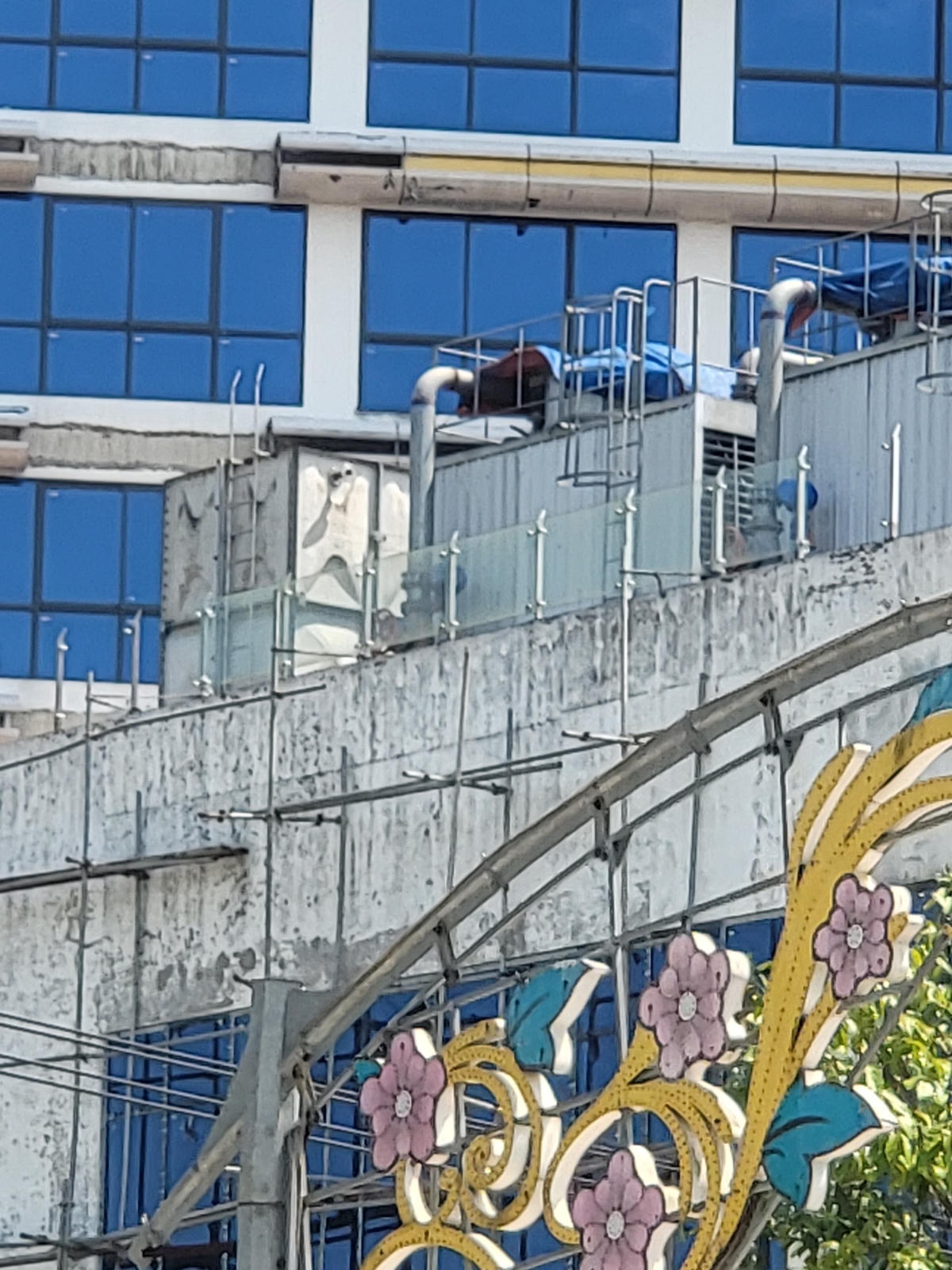 Trái ngược với kỳ vọng, hiện dự án đang bị bỏ hoang, gây lãng phí, mất mỹ quan đô thị. Ảnh: Tiểu Vi.