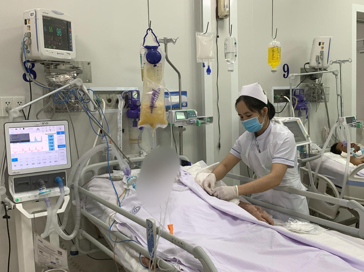 Bệnh nhân ngộ độc botulinum được điều trị hỗ trợ bằng máy thở.