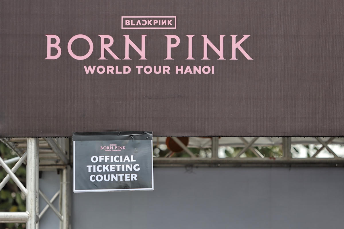 BTC mở bán vé tại khu vực quầy thông tin.