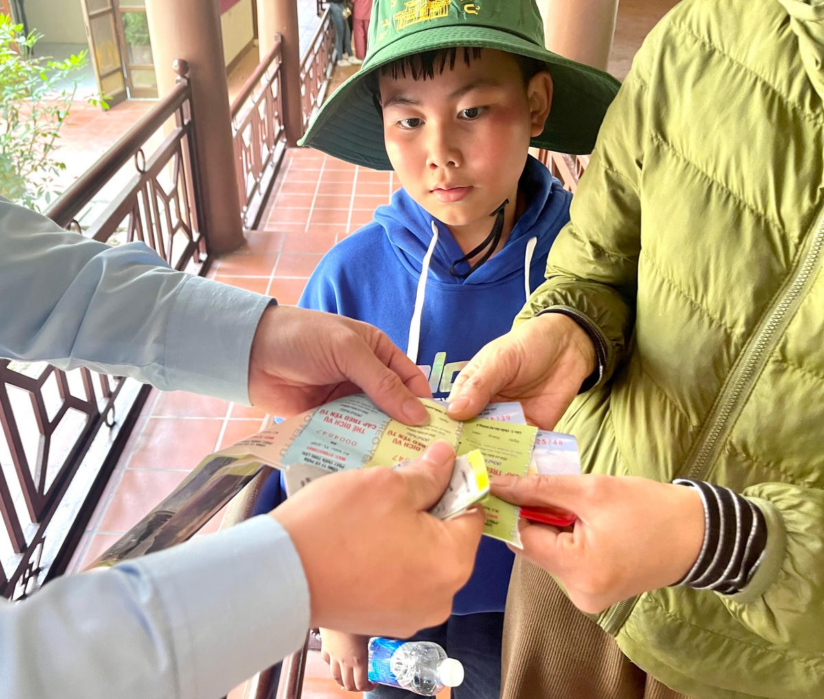 Bên cạnh những người như bà Thủy, nhiều người chọn cách đi cáp treo để tiết kiệm thời gian và công sức trong chuyến tham quan.