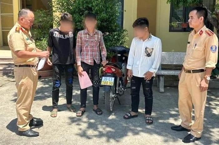 3 học sinh cùng phương tiện tại cơ quan Công an. 