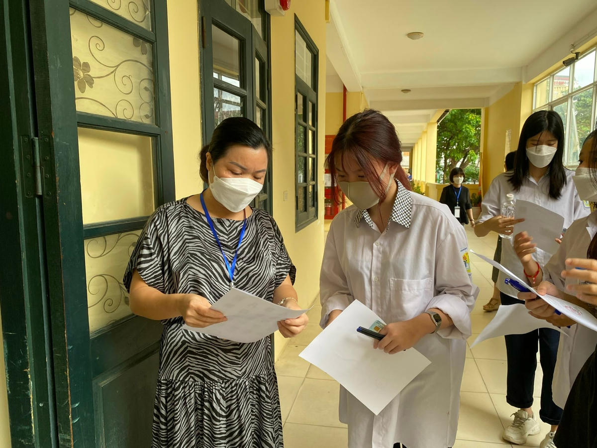 Cán bộ coi thi kiểm tra thông tin thí sinh trước khi vào phòng thi tốt nghiệp THPT năm 2022.