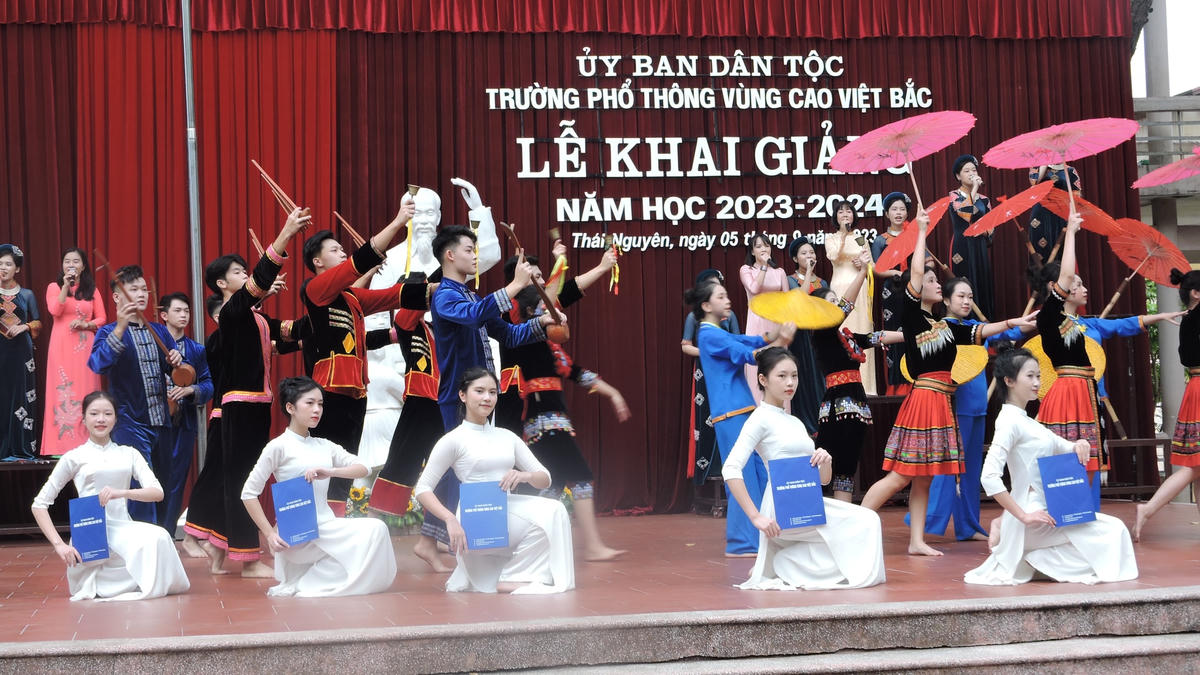 Chương trình văn nghệ đậm đà bản sắc dân tộc của cô và trò Trường phổ thông Vùng cao Việt Bắc.