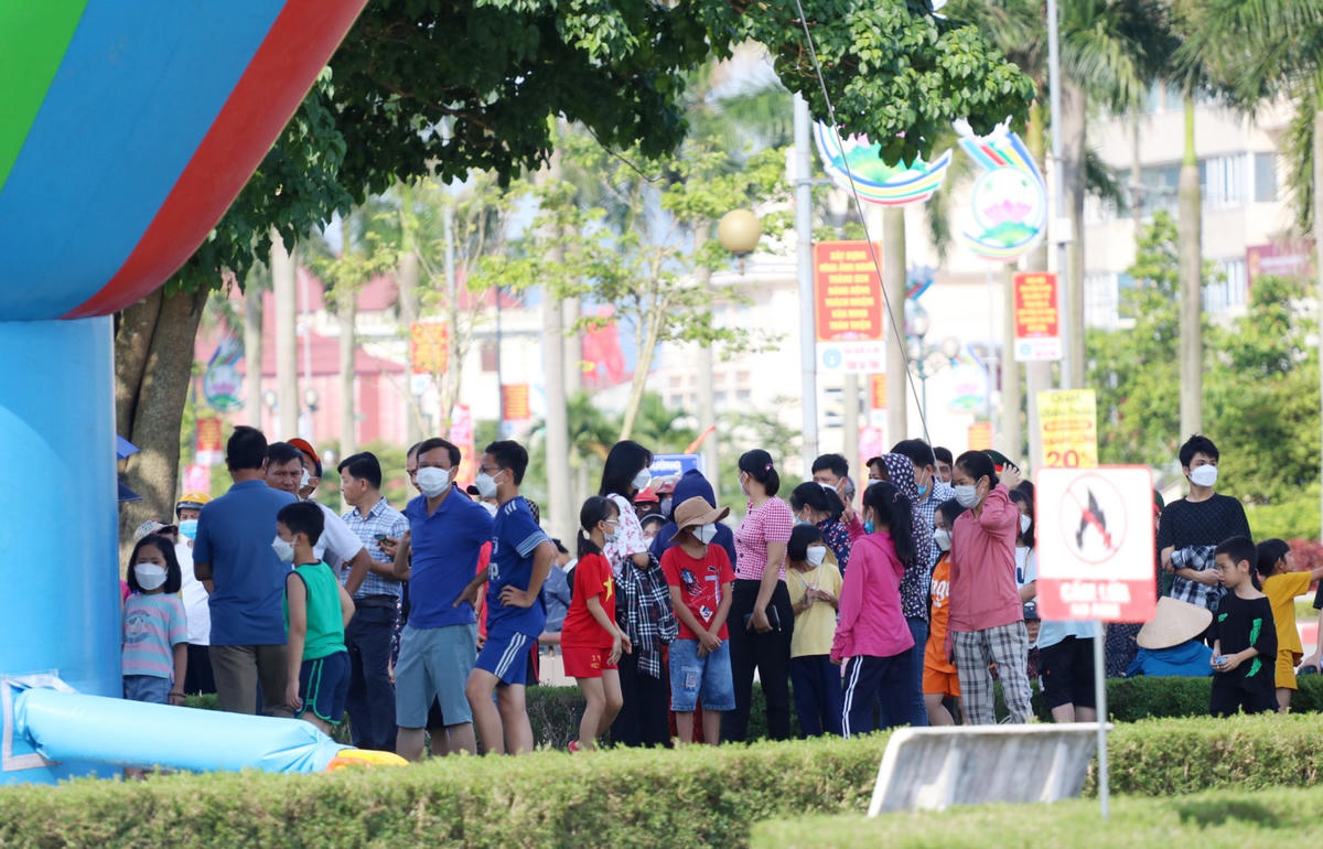 Thời tiết nắng nóng nhưng vẫn thu hút nhiều người tham gia chương trình. Ảnh: Cẩm Kỳ.