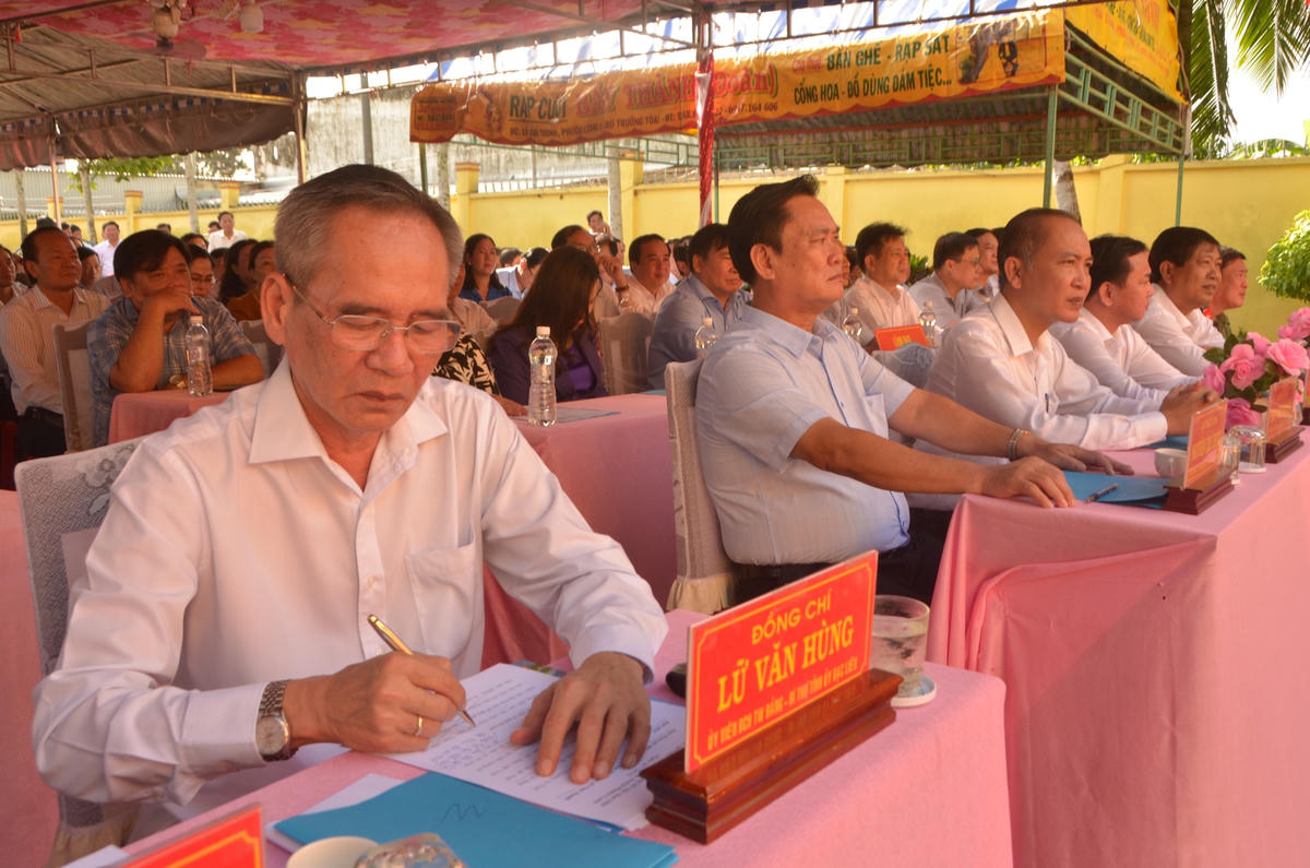 Các đại biểu tham dự Lễ tổng kết “Năm Dân vận khéo” tại xã Vĩnh Thanh.