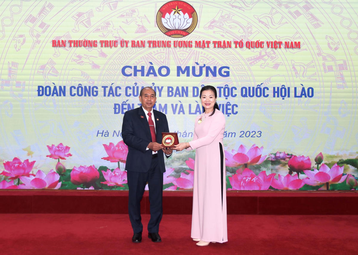 Phó Chủ tịch Trương Thị Ngọc Ánh tặng Biểu trưng MTTQ Việt Nam cho ông Khamchanh Sotapaserth.