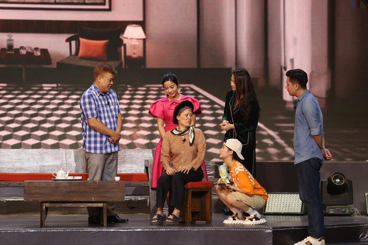 Tiểu phẩm "Báo hiếu" do các diễn viên nhà hát Tuổi trẻ thể hiện đã mang đến cho khán giả cả nụ cười và những suy ngẫm.