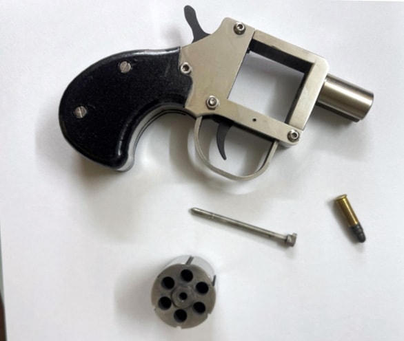 Khẩu súng tang vật.