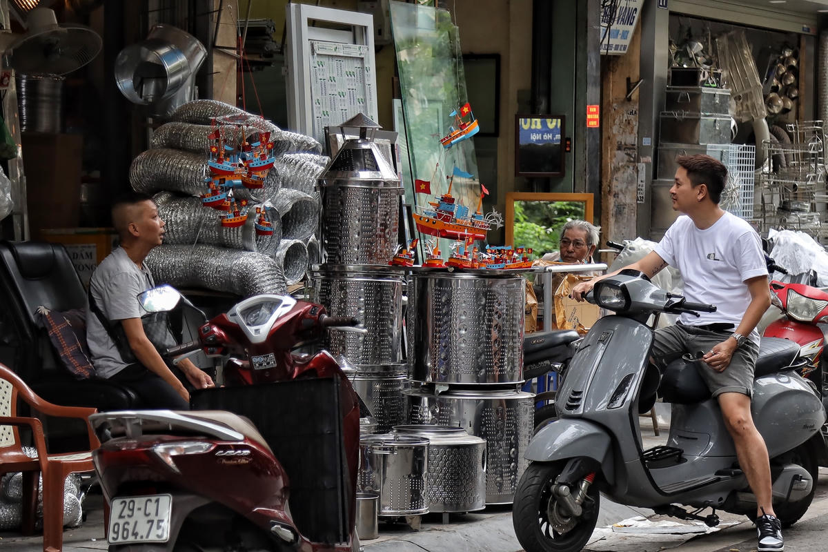 Vài năm gần đây, do trào lưu đồ chơi bằng nhựa tràn vào Việt Nam nên những đồ chơi truyền thống dần dần ít được các em nhỏ lựa chọn, trong đó có tàu thủy sắt tây.