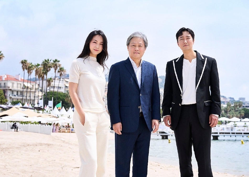 Thang Duy bên đạo diễn Park Chan Wook và tài tử Park Hae Il. Ảnh: Sina.  