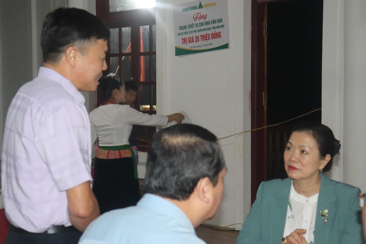Lãnh đạo UBND xã Kỳ Phú báo cáo sơ bộ các kết quả mà bản Ao Lươn đã đạt được với Phó Chủ tịch Trương Thị Ngọc Ánh.