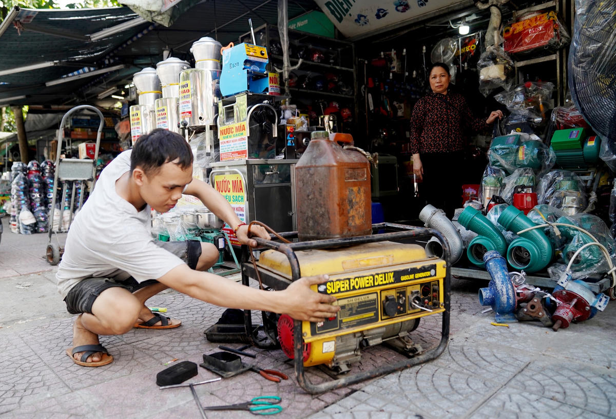 Ngoài quạt tích điện, người dân cũng chú trọng vào những bộ mát phát điện...