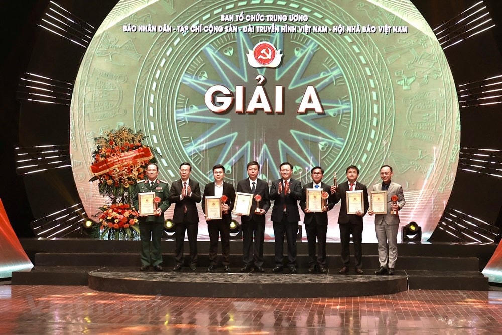 Đại diện 6 nhóm tác giả nhận giải A. Ảnh: Vietnam+.