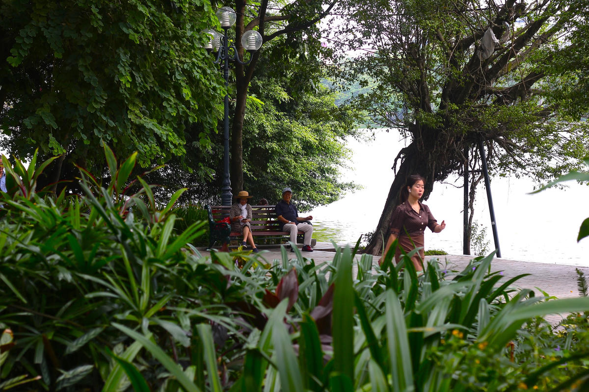 Lặng yên ngồi bên ghế đá, mặt nước trong xanh cùng làn gió nhè nhẹ thổi. Đơn giản là thế nhưng lại khiến con người ta chỉ muốn dừng chân thêm chút nữa tại khoảng không gian ấy. 