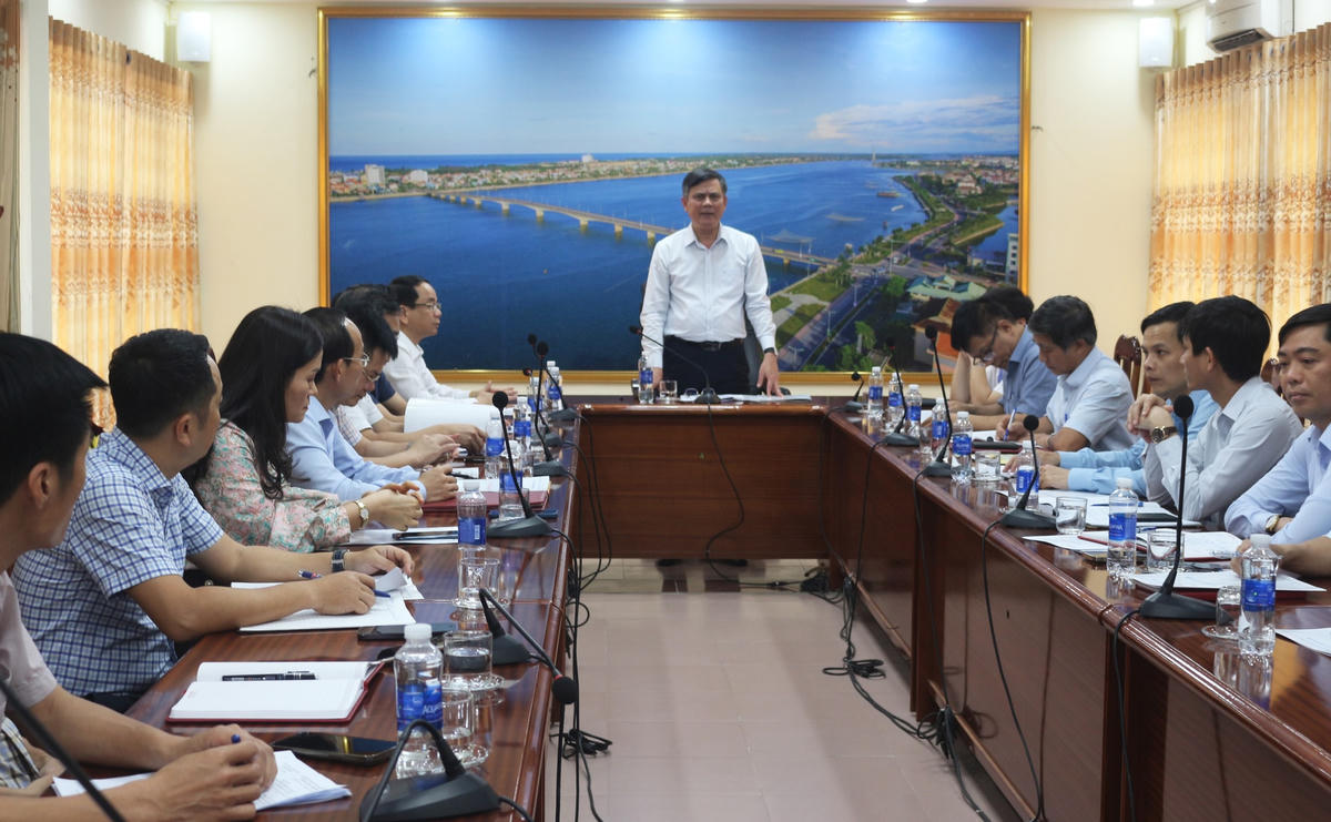 Chủ tịch UBND tỉnh phát biểu chúc mừng và giao nhiệm vụ cho tân Giám đốc Sở Xây dựng