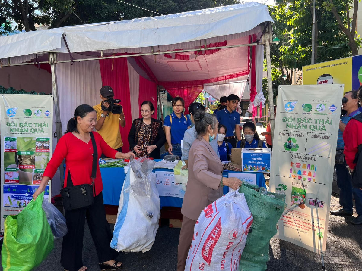 Nhiều loại chai nhựa, giấy - là những loại rác có khả năng tái chế cao đều được người dân thu gom và mang đến đổi quà tại Chương trình “Thứ Bảy đổi rác lấy quà tích điểm xanh”.