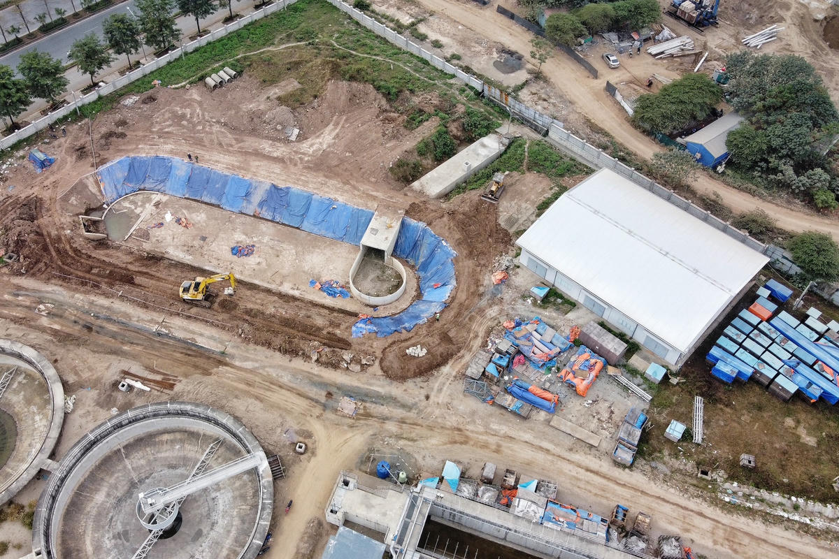Được khởi công vào tháng 10/2016, dự kiến vào quý 2/2022 nhà máy sẽ đi vào hoạt động và xử lý một phần nước thải sinh hoạt cho các quận Đống Đa, Ba Đình, Tây Hồ, Cầu Giấy, Hà Đông, Hai Bà Trưng và huyện Thanh Trì.