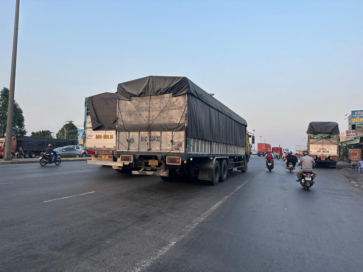 Đa số xe dừng đỗ vào ăn cơm đều có tải trọng lớn, chiếm nguyên cả một phần đường. Ảnh: Mạnh Thìn.