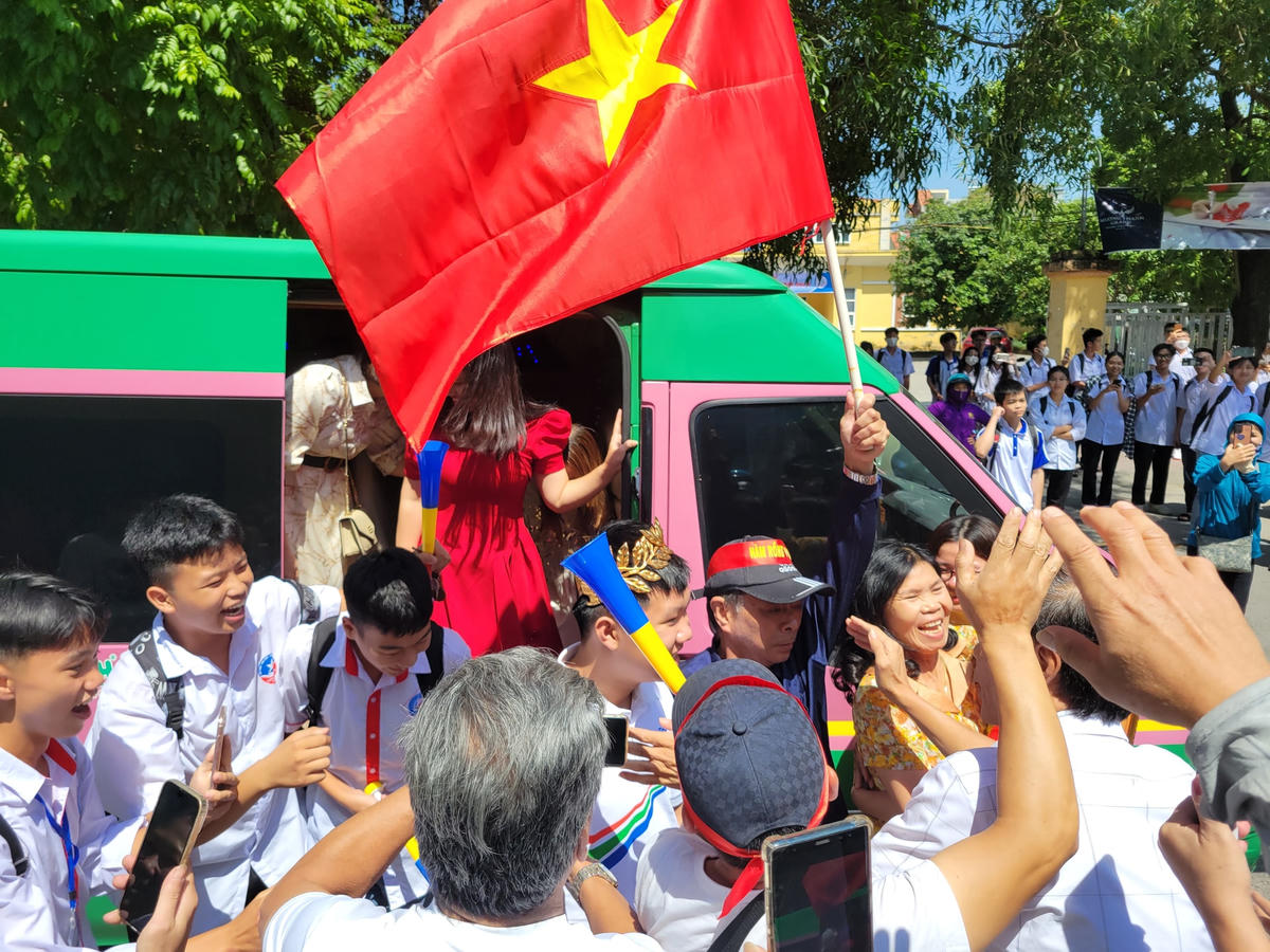 [Ảnh]: ‘Biển’ người vây kín quán quân Olympia Lê Xuân Mạnh khi trở về