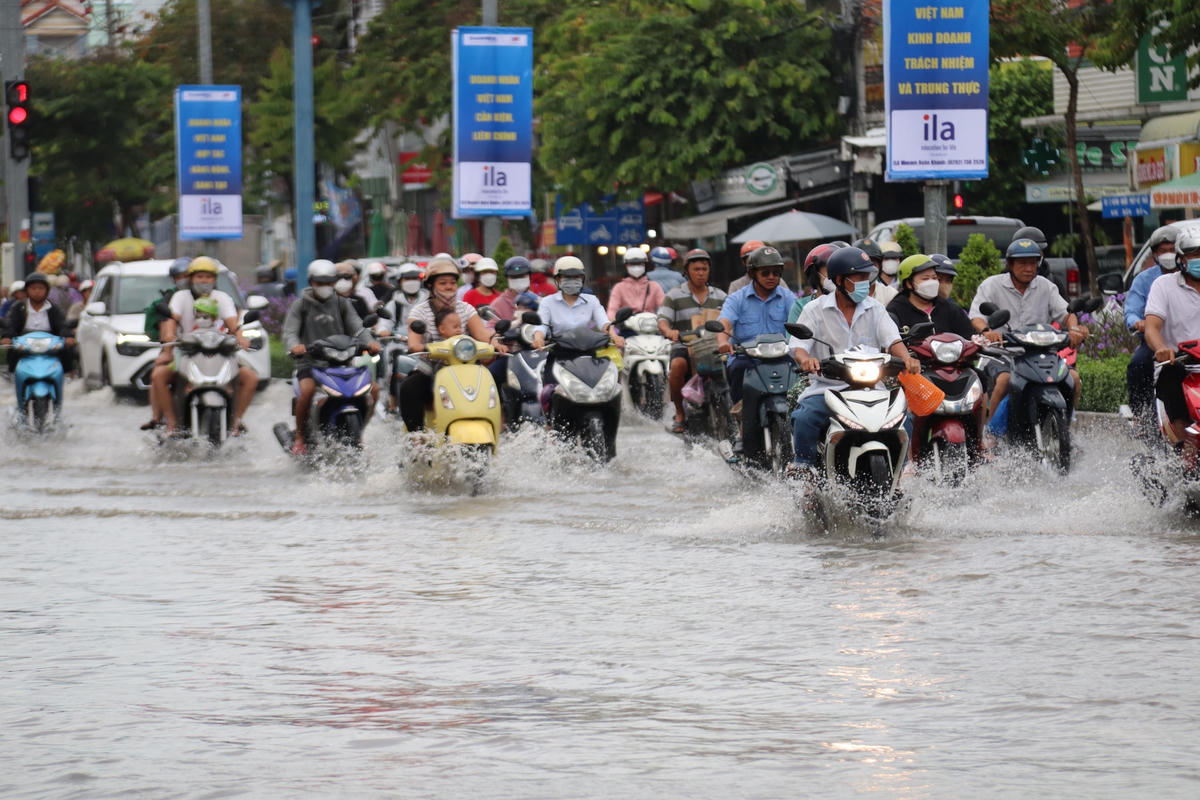 Theo Đài Khí tượng thủy văn TP Cần Thơ, dự báo mực nước cao nhất chiều tối nay (2/10) cũng ở mức 2,13m. Nhiều tuyến đường ở TP Cần Thơ sẽ tiếp tục ngập.