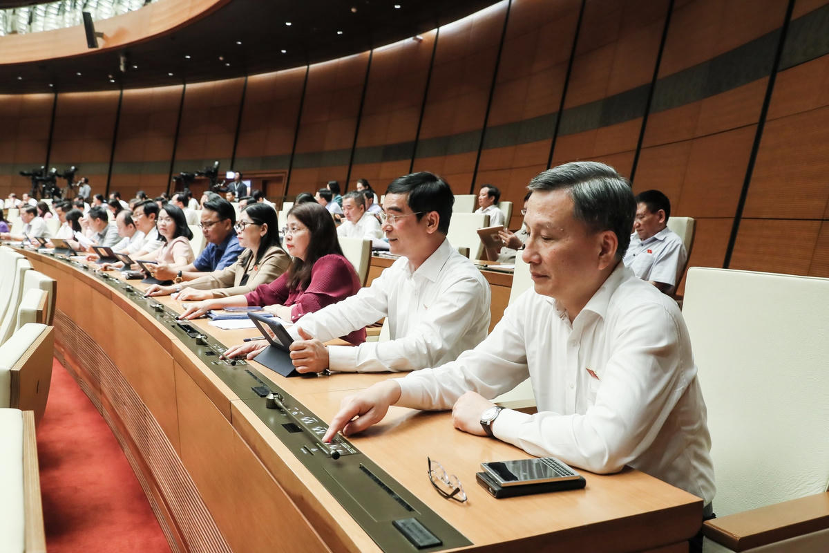 Các ĐBQH bấm nút thông qua dự thảo Luật Giá sửa đổi (Ảnh: Quang Vinh).