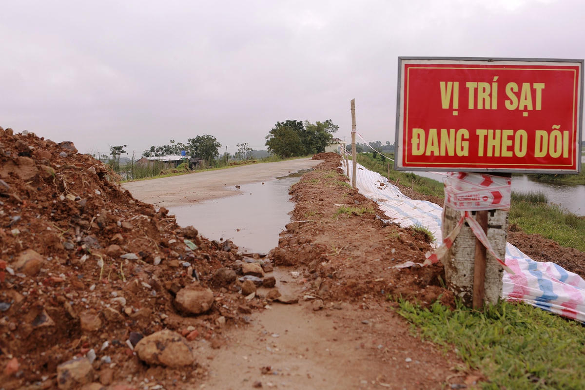 Đoạn đê tả sông Mã bị sụt lún, uy hiếp tới đời sống người dân tại 5 xã của huyện Hoằng Hóa.