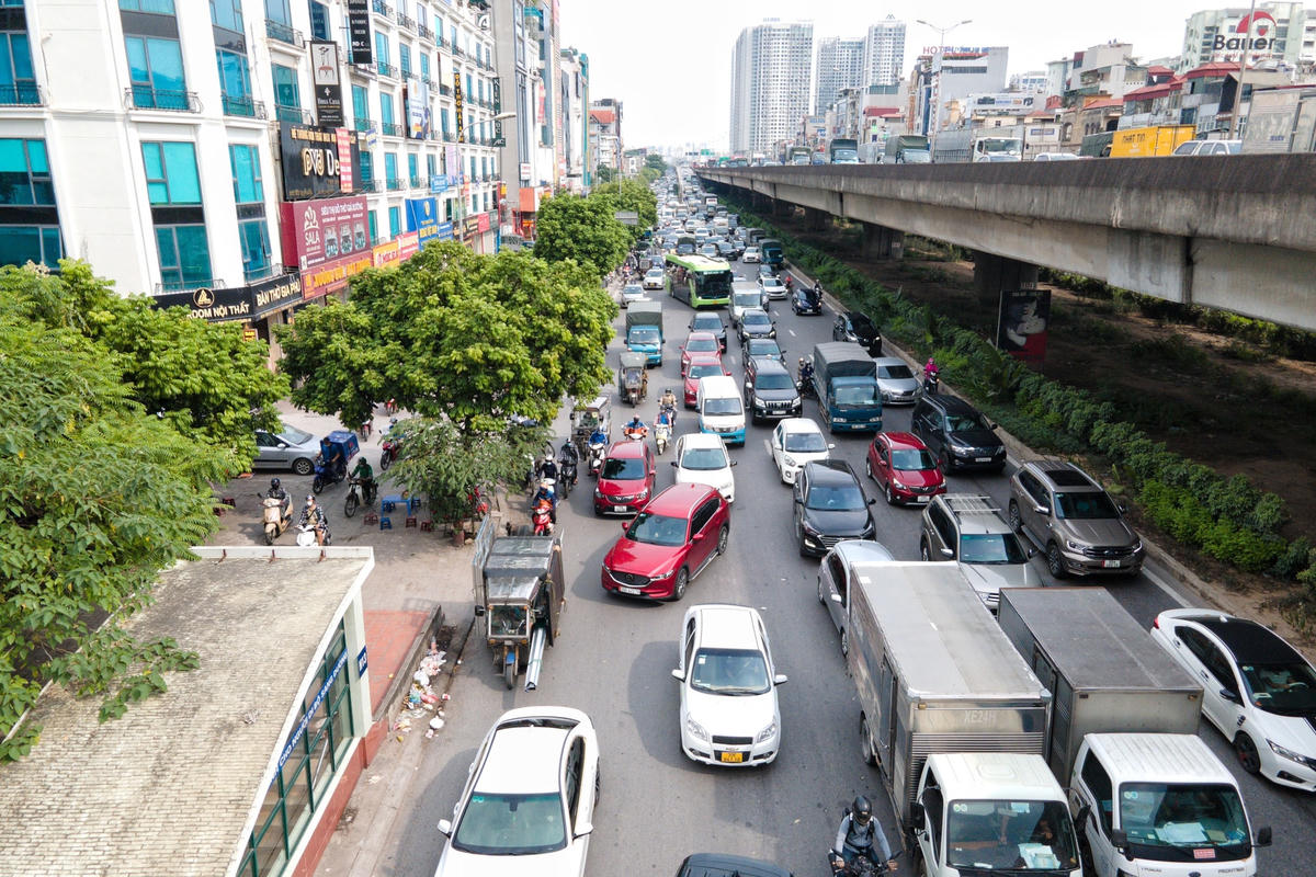 Bên cạnh đó, Đội CSGT số 6 cũng phối hợp với các đội CSGT khác nhằm phân luồng từ xa không để các phương tiện dồn về một chỗ, gây ùn ứ kéo dài.