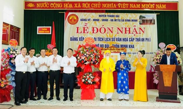 Phó Bí thư Thường trực Huyện uỷ Thanh Oai Nguyễn Khánh Bình, Chủ tịch UBND huyện Thanh Oai Bùi Văn Sáng và các đại biểu huyện tặng hoa chúc mừng dòng họ Bùi. Ảnh: A.N.