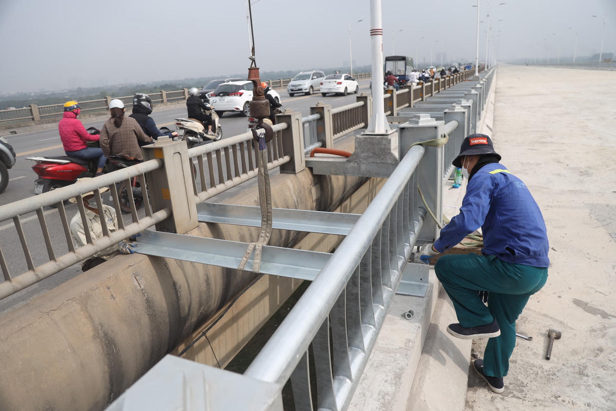 Hạng mục giá đỡ cây xanh đang được thi công.