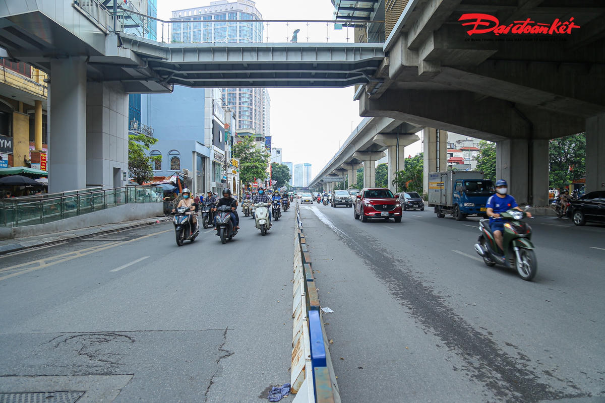 Theo vị Phó Giám đốc Sở GTVT TP Hà Nội, trong thời gian thí điểm, lực lượng chức năng sẽ thường xuyên túc trực, phân luồng giao thông. Đồng thời, tuyên truyền rộng rãi đến người dân về phương án tham gia giao thông mới trên tuyến đường. Sau thời gian thí điểm, lực lượng chức năng sẽ tiến hành xử phạt theo đúng quy định đối với những trường hợp cố tình vi phạm.