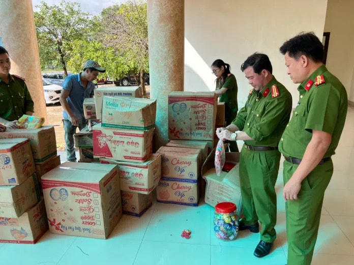 Lực lượng chức năng tiến hành kiểm tra số hàng hoá không rõ nguồn gốc xuất xứ.