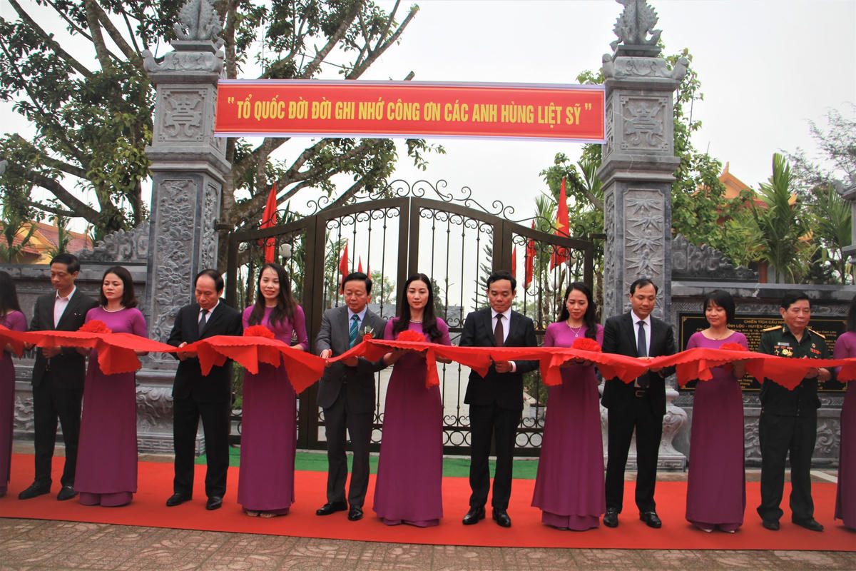 Lãnh đạo Chính phủ, TP Hải Phòng, tỉnh Hà Tĩnh, Công ty Xăng dầu Giang Nam cắt băng khánh thành tu bổ Khu tưởng niệm các liệt sĩ hy sinh tại Cầu Nhe...