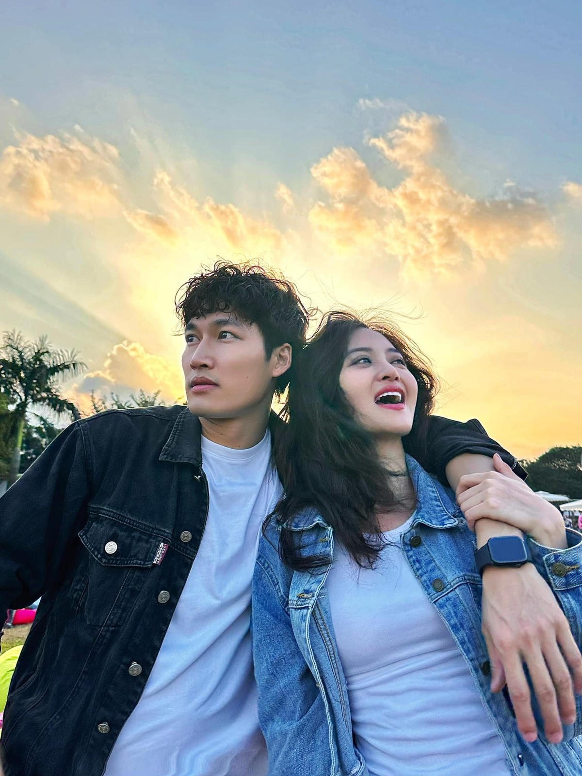 Ly (Thùy Anh) và Tú (Đình Tú) là bạn thân thiết từ nhỏ. Mối quan hệ quá mức thân thiết của cặp đôi gây tranh cãi với khán giả. 