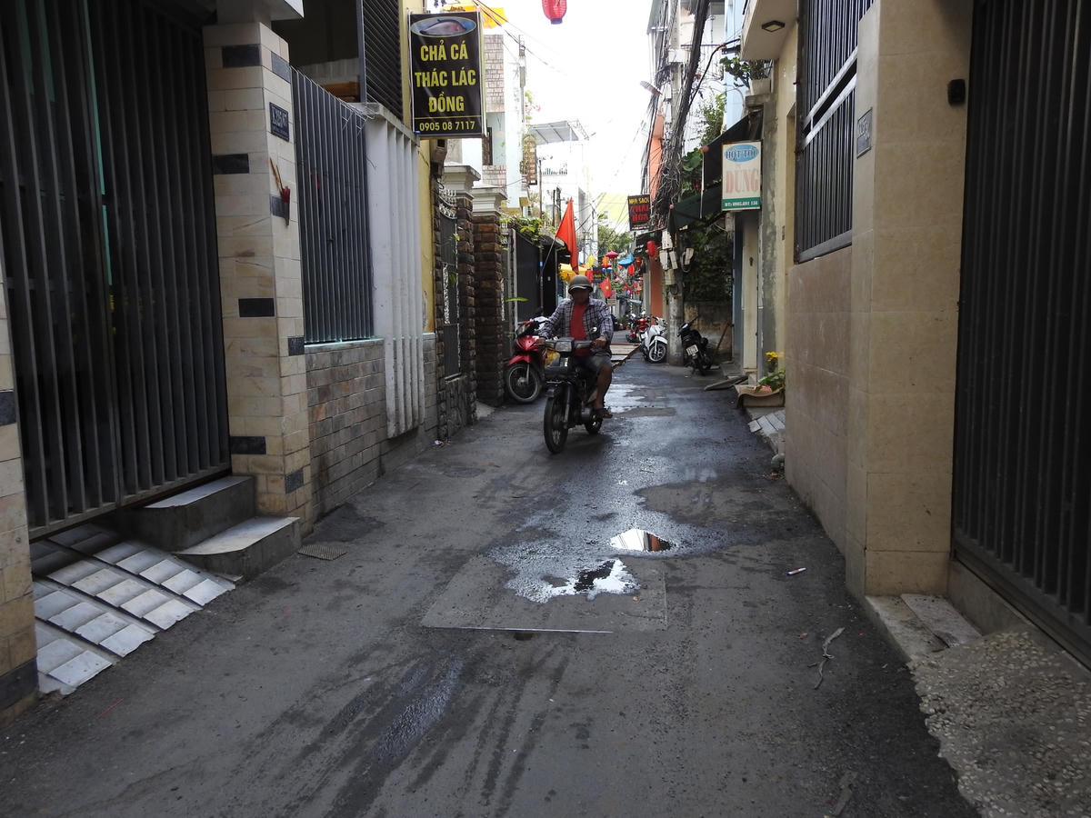 200 m đường vừa thảm nhựa dày đặc ổ gà. Ảnh Thanh Tùng.