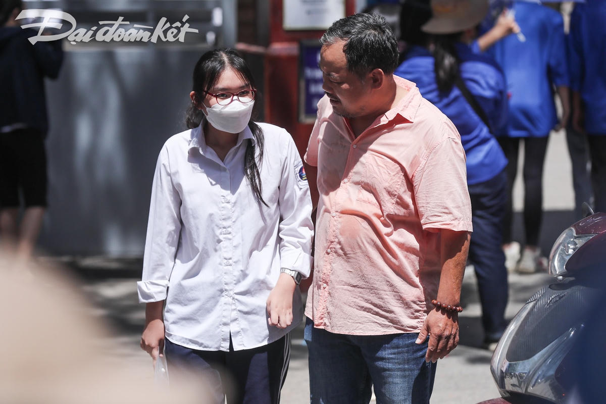Kết thúc kỳ thi vào 10, thí sinh vui sướng, phụ huynh như trút gánh nặng lớn