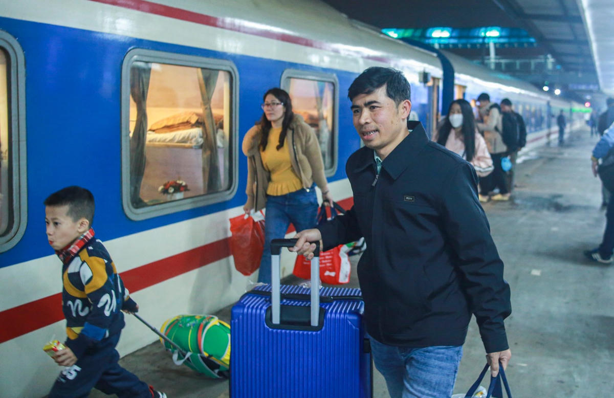 Trên chuyến tàu lần này có 90 hành khách, trong đó 27 người đi Huế, 1 người đi Sài Gòn, 2 người đi Đà Nẵng, còn lại đi Vinh, Nam Định, Thanh Hoá, Quảng Bình…