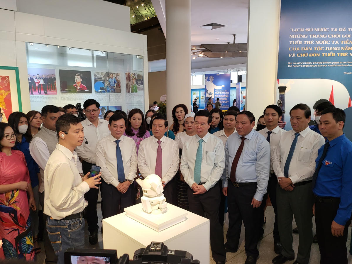 Ủy viện Bộ Chính trị, Thường trực Ban Bí thư Võ Văn Thưởng và các đại biểu tham dự lễ khai mạc triển lãm.