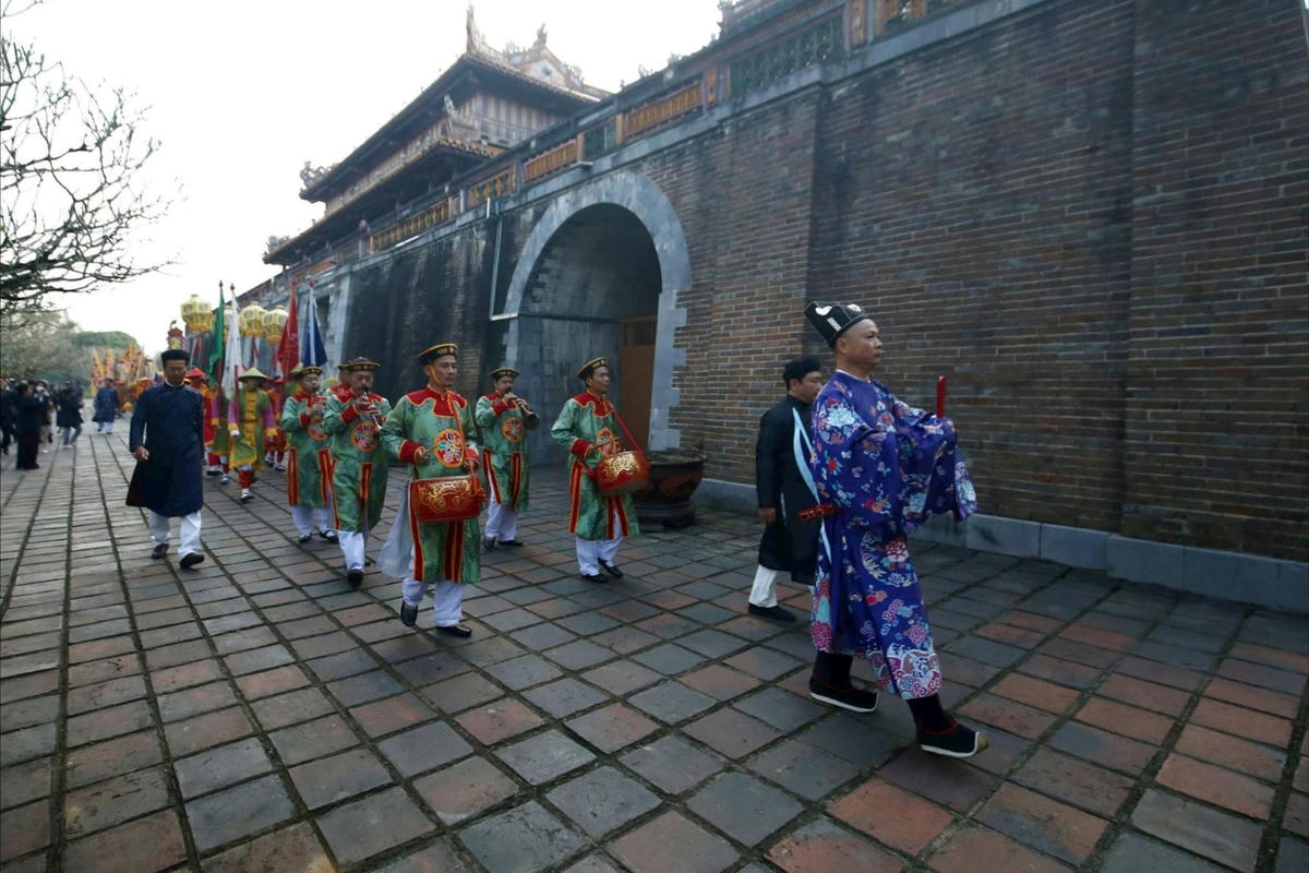 Cây nêu có chiều dài khoảng 15m, được vác bởi 10 lính vệ khỏe mạnh.