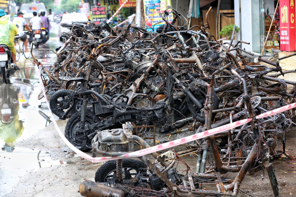  Nhiều đồ vật bị vụ hoả hoạn làm biến dạng. 