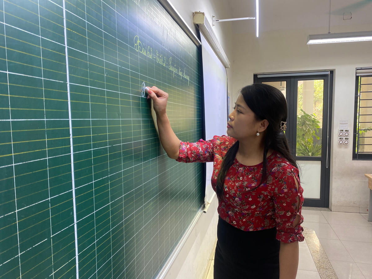 Cô giáo Hà Thị Uyên trong một buổi lên lớp dạy học sinh.