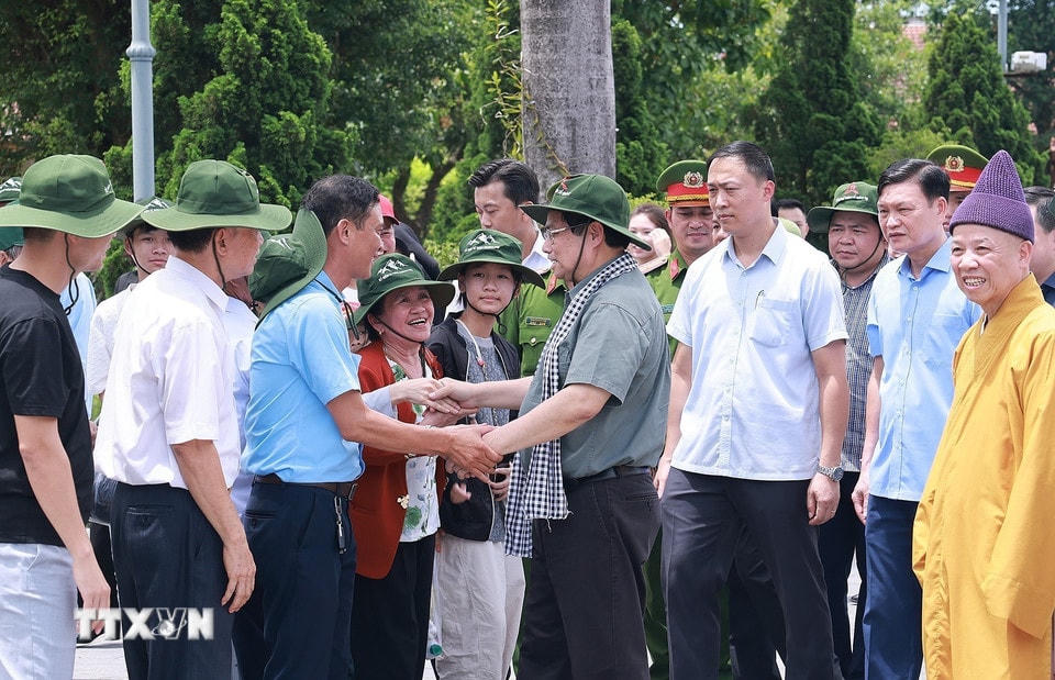Thủ tướng Phạm Minh Chính thăm hỏi du khách tại Di tích quốc gia đặc biệt Thành cổ Quảng Trị. (Ảnh: Dương Giang/TTXVN)