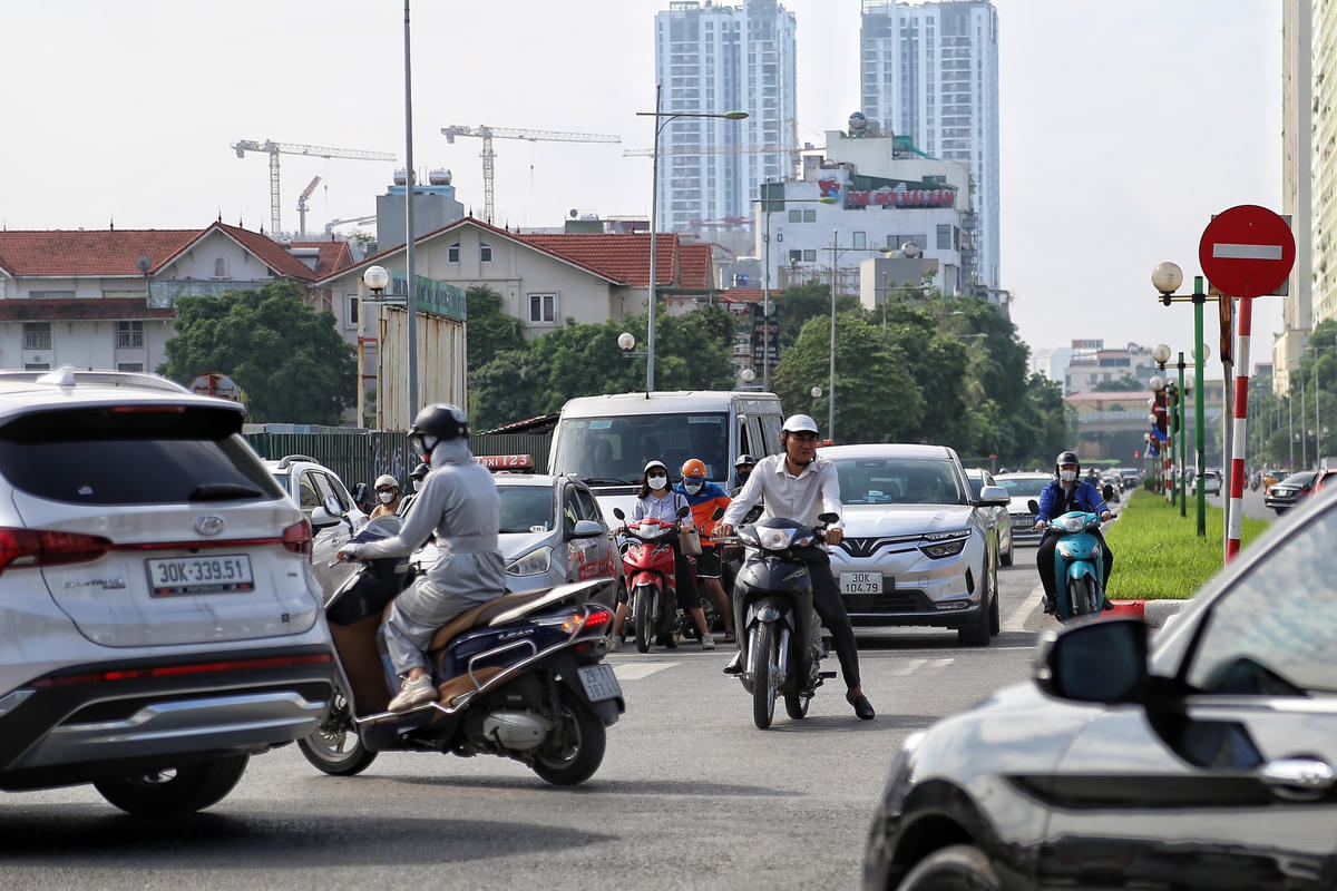 Tại hướng Nguyễn Trãi - Trần Phú (Hà Đông) đi Tố Hữu đang bị các "lô cốt" chiếm khoảng 2 làn gây ùn tắc trong giờ cao điểm. Song, dù gây ảnh hưởng là thế, nhưng nhiều ngày PV có mặt tại khu vực công trường, nhưng dự án vẫn im lìm vắng công nhân, máy móc thi công.