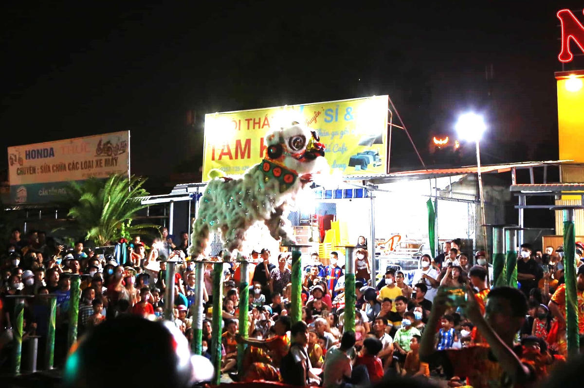 Các đội múa lân biểu diễn ở TP Tam Kỳ.