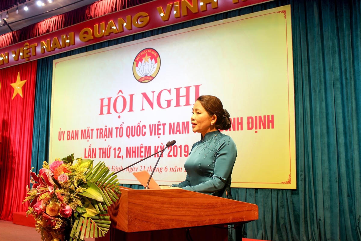 Bà Nguyễn Thị Phong Vũ,Trưởng ban Dân vận, Chủ tịch Ủy ban MTTQ Việt Nam tỉnh Bình Định, phát biểu tại Hội nghị.