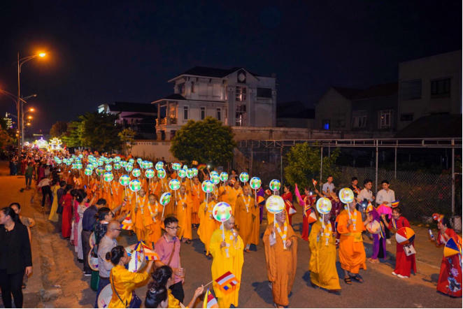 Chư Tôn đức Tăng hoan hỷ chứng dự lễ diễu hành.