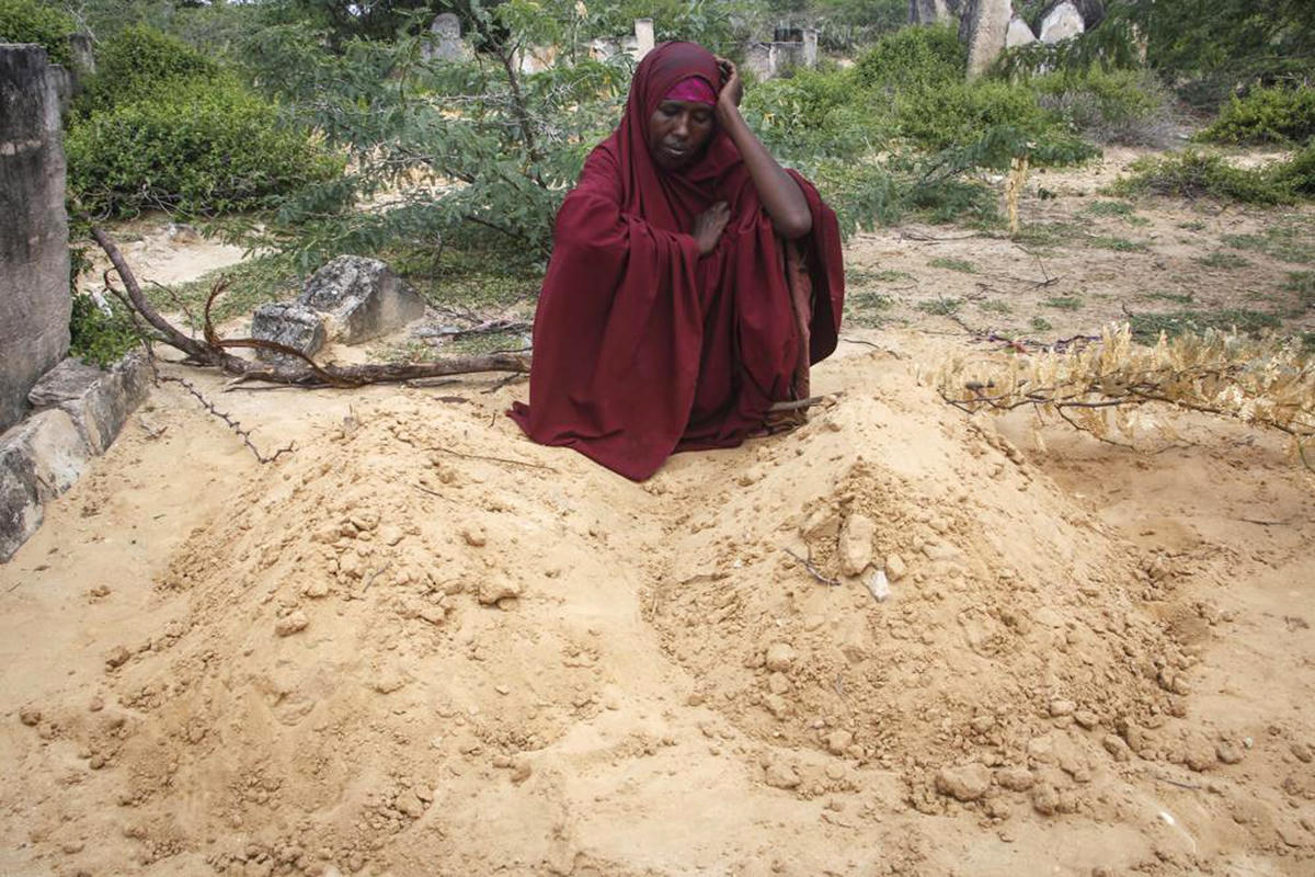 Người dân Somalia đang bị nạn đói bủa vây. Ảnh: AP