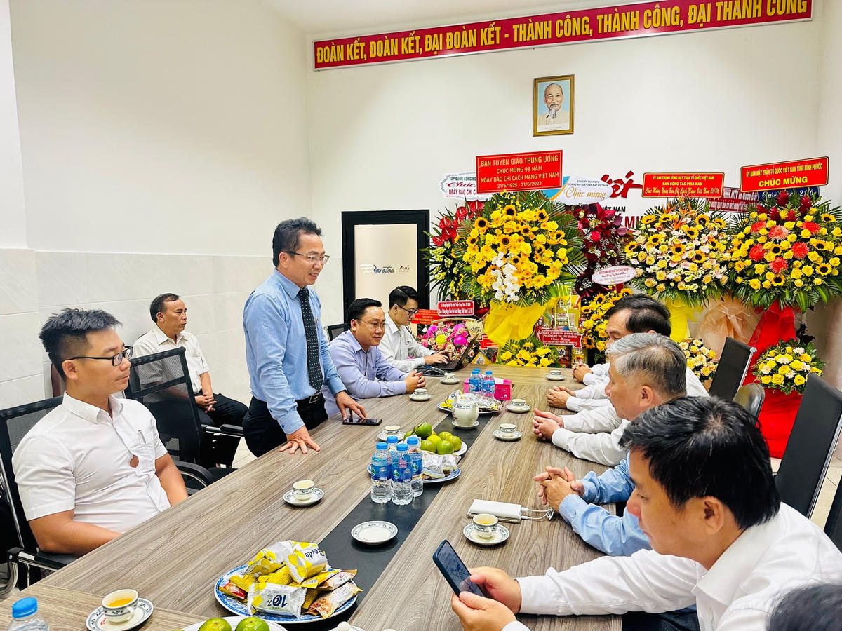 Nhà báo Chu Ninh, Trưởng Ban Đại diện báo Đại Đoàn Kết tại TP HCM  phát biểu cảm ơn đoàn công tác của Ban Tuyên giáo Trung ương đến thăm, chúc mừng báo Đại Đoàn Kết.